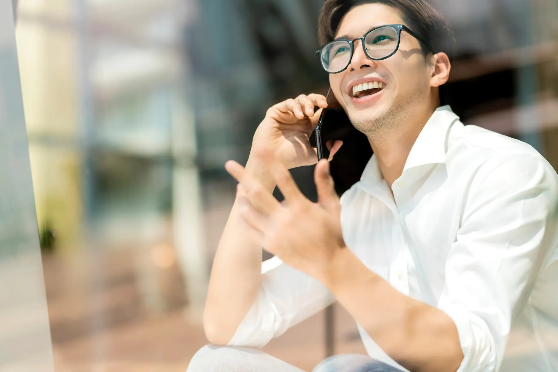 Empresario conversando por teléfono con su equipo técnico