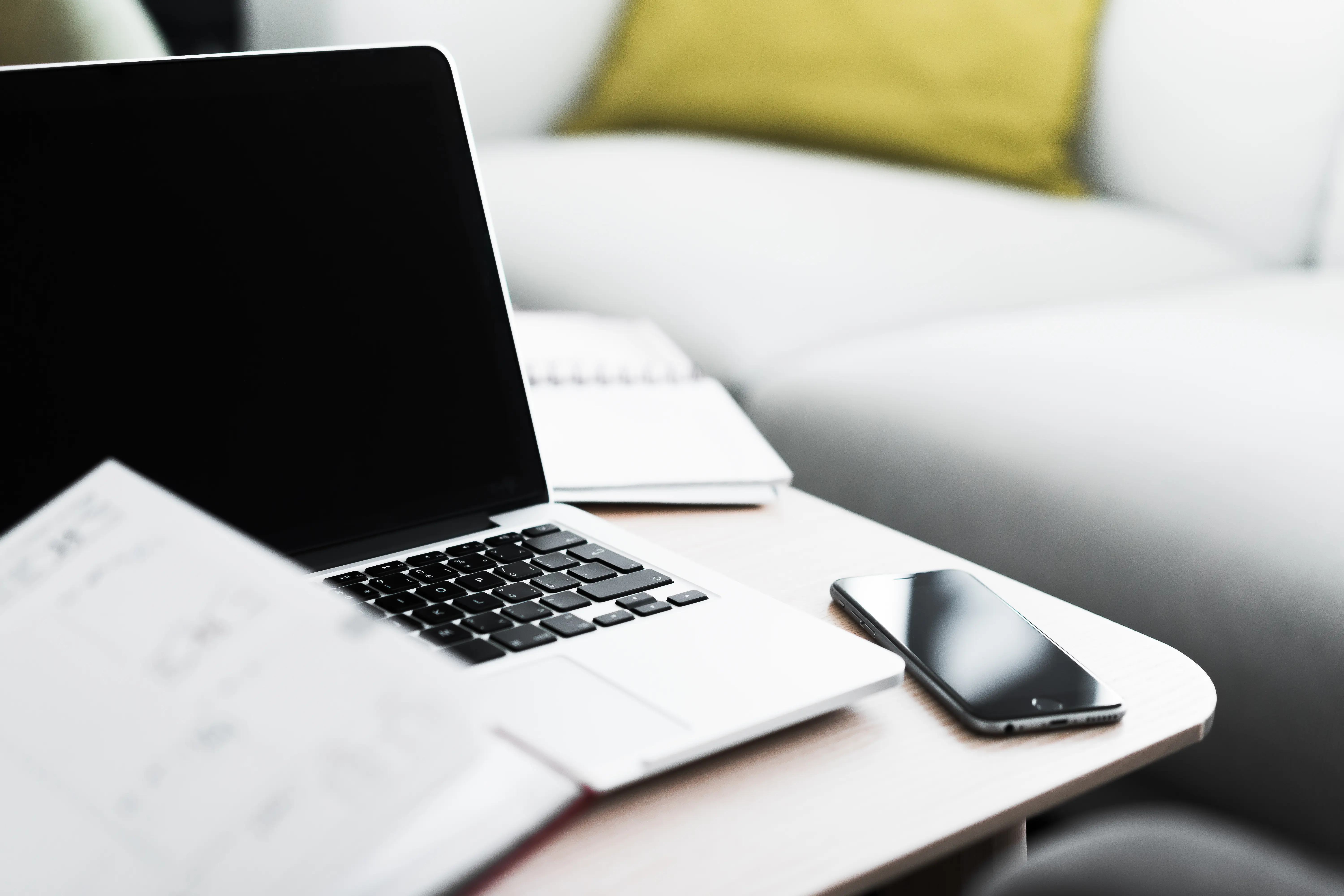Laptop y celular listos para software operativo en escritorio y en campo