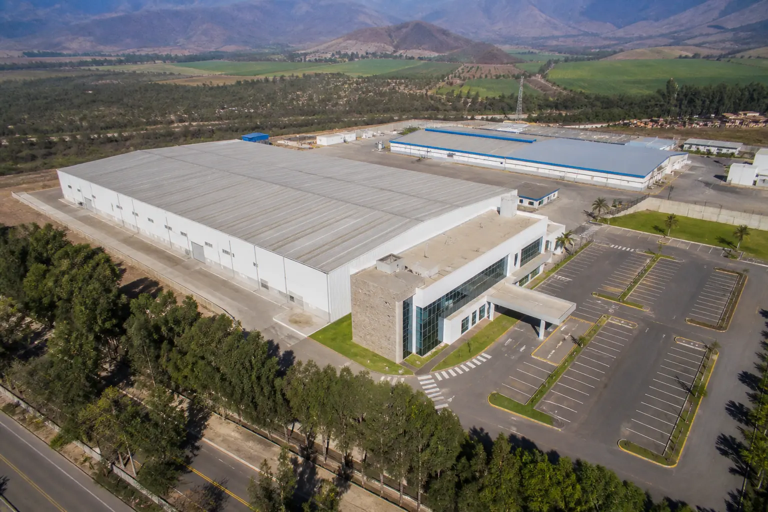 Toma aérea con drone de instalaciones empresariales