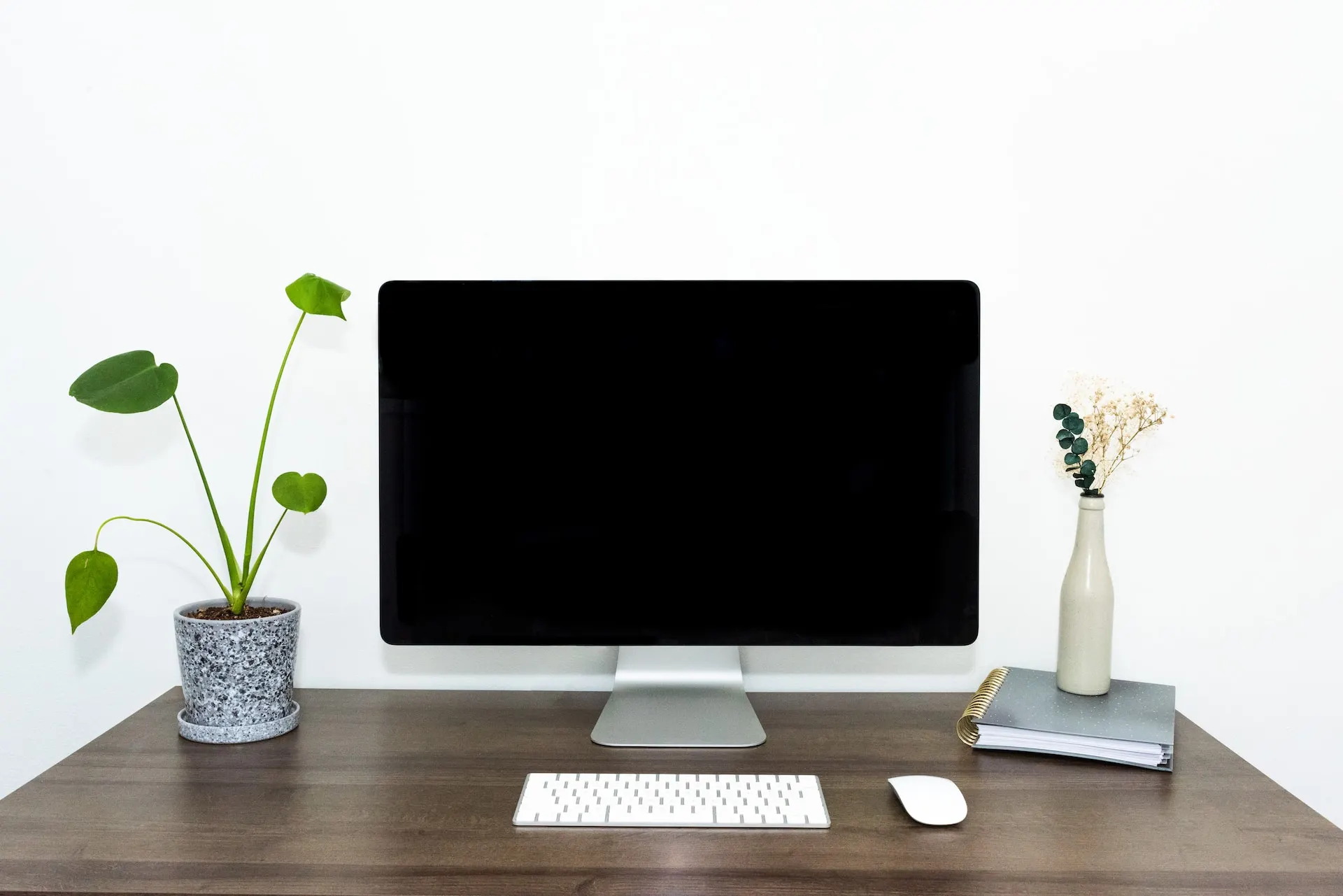 Puesto de trabajo ordenado con los sistemas de la empresa conectados