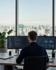 Trabajo técnico en la oficina de Lima: programación frente a dos monitores