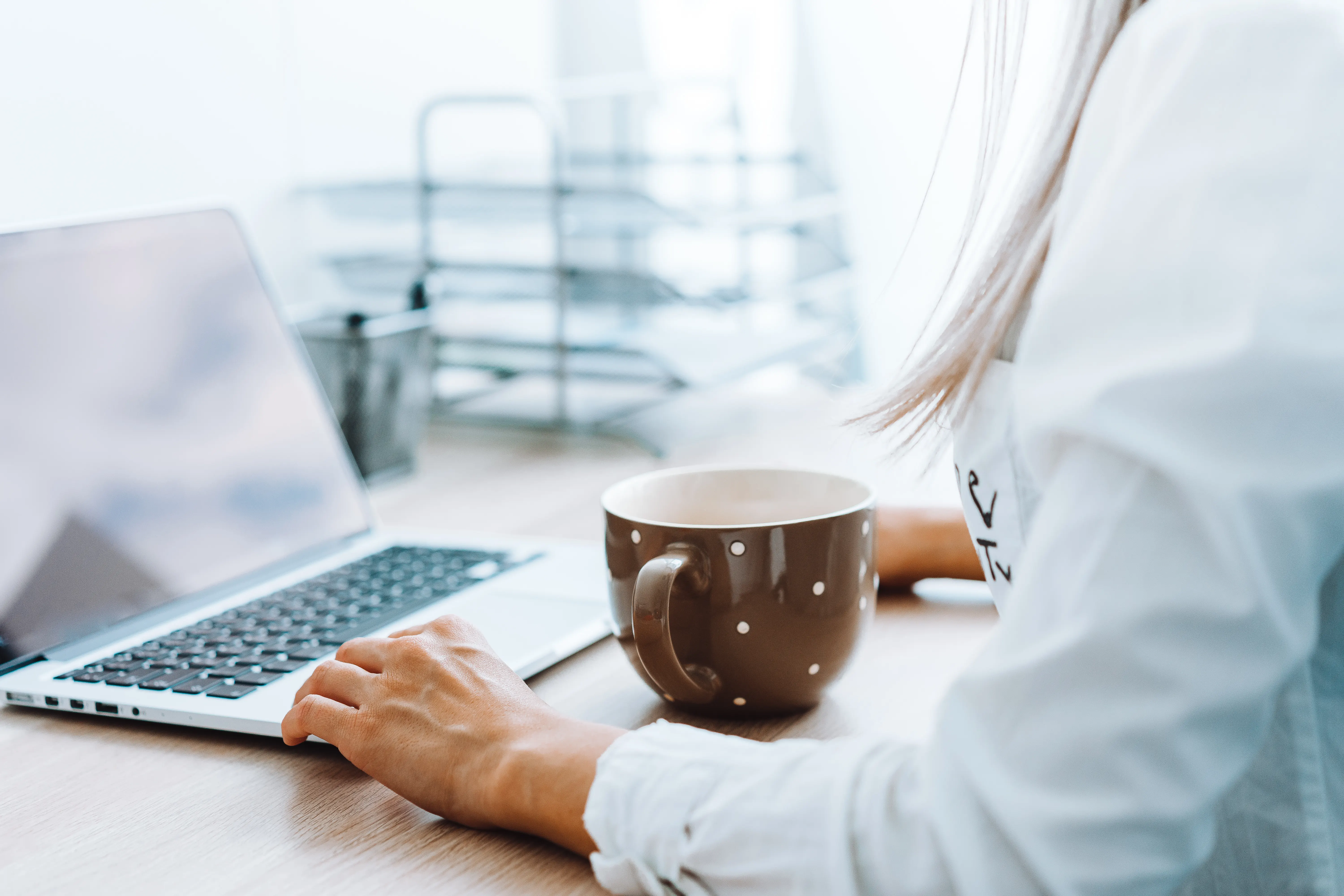 Empresaria revisando en su laptop las consultas que llegan desde Google
