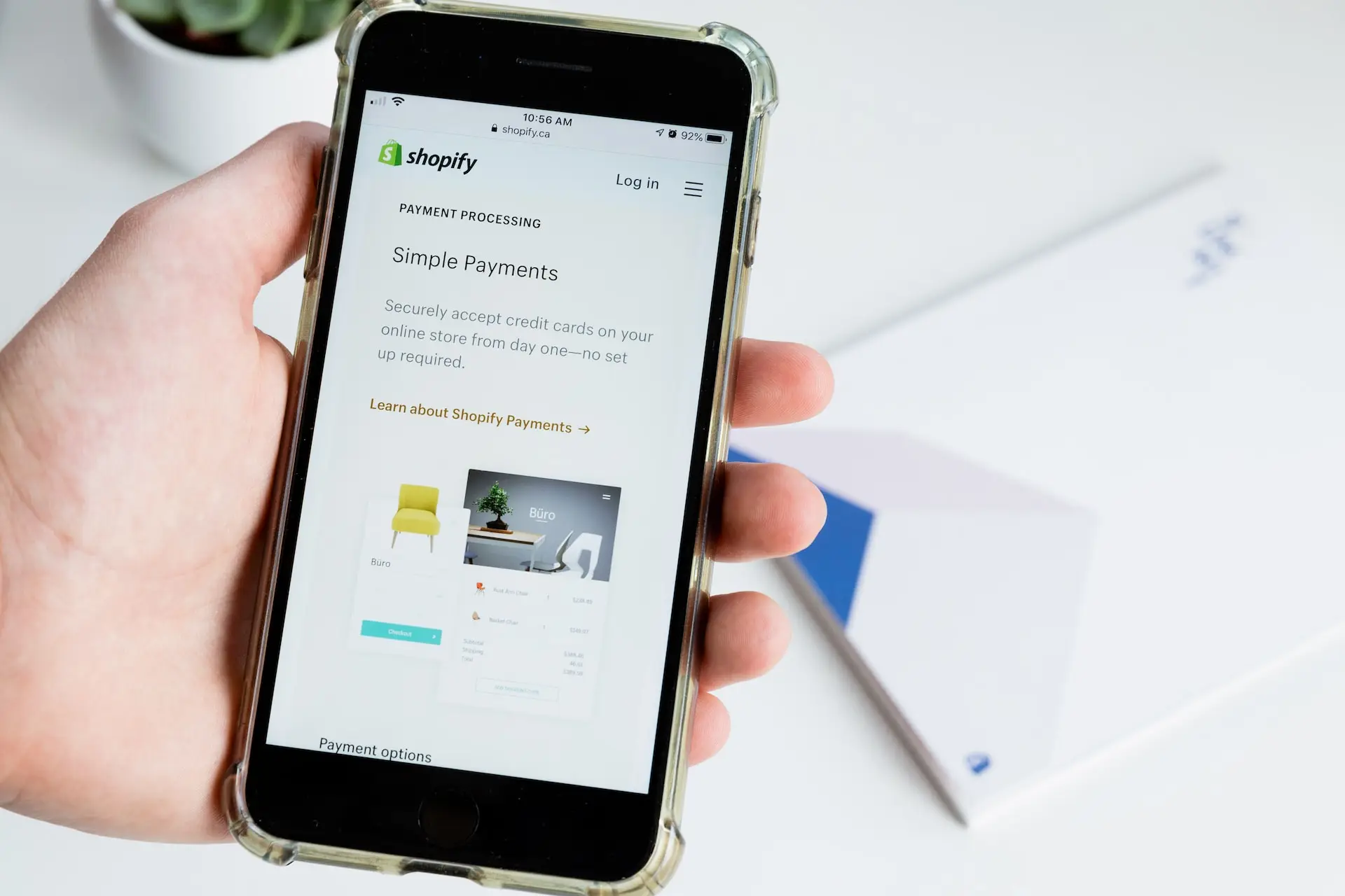 Cliente pagando su compra en la tienda Shopify desde el celular