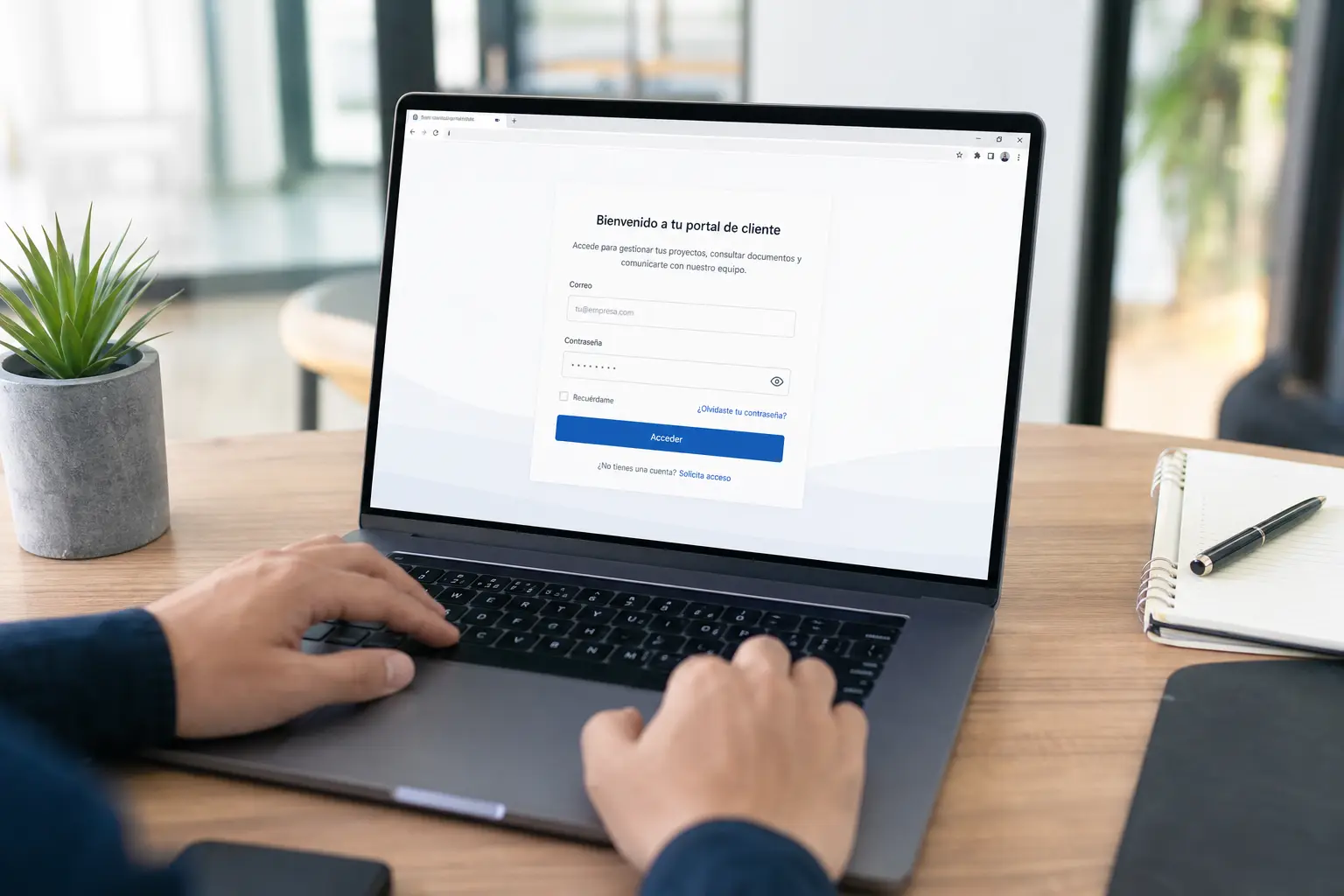 Portal de clientes con acceso seguro desde el laptop