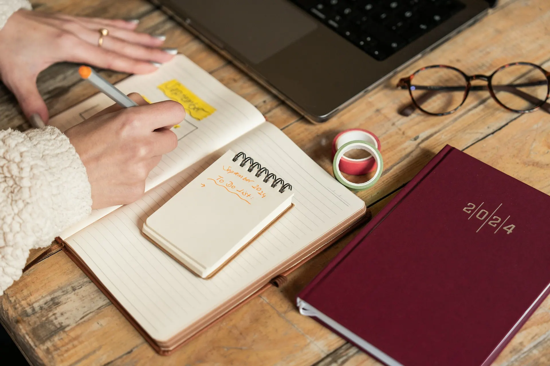 Agenda en papel y citas anotadas a mano antes de las reservas online