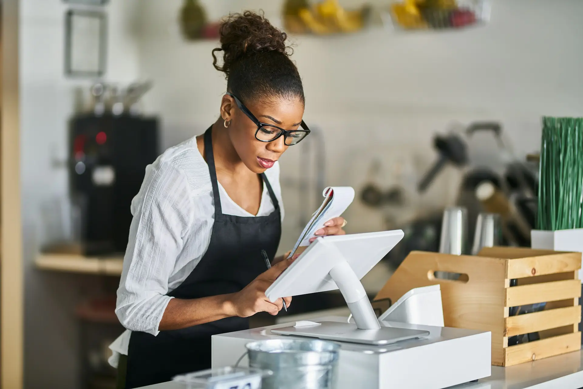 Comercio físico con punto de venta digital conectado a la tienda