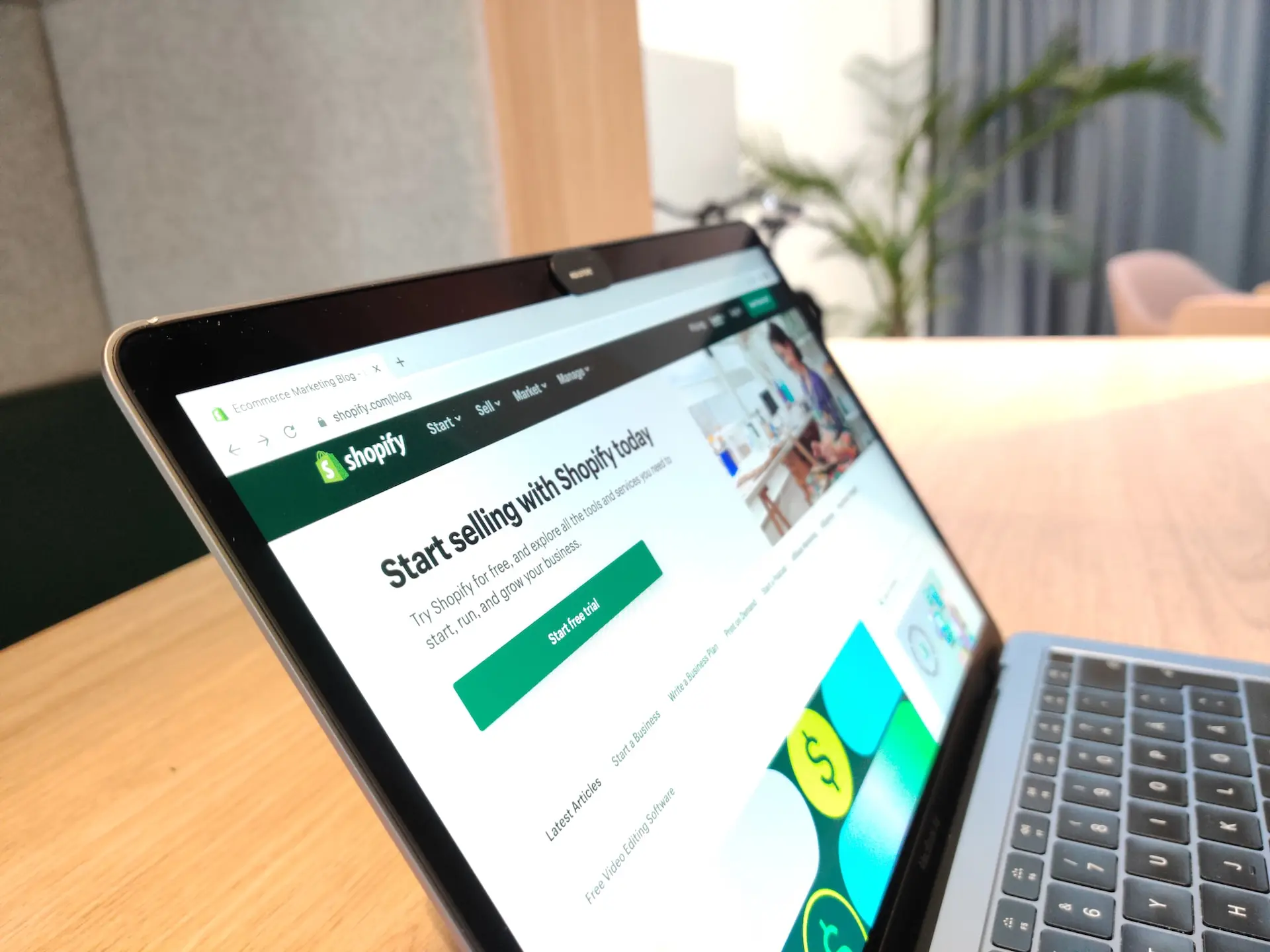 Tienda Shopify abierta en el laptop, lista para vender