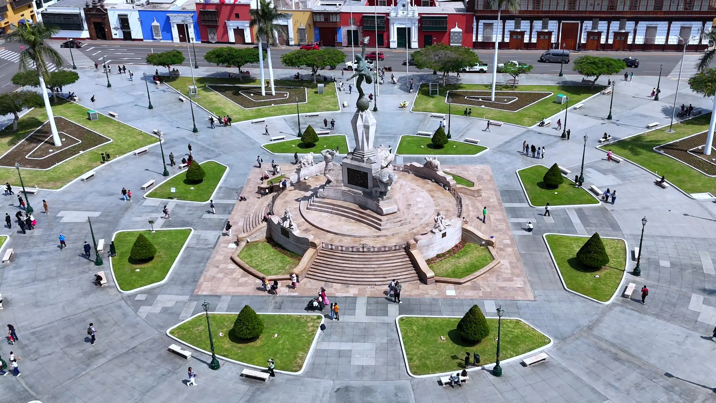 Plaza de Armas de Trujillo vista desde un dron, con el Monumento a la Libertad