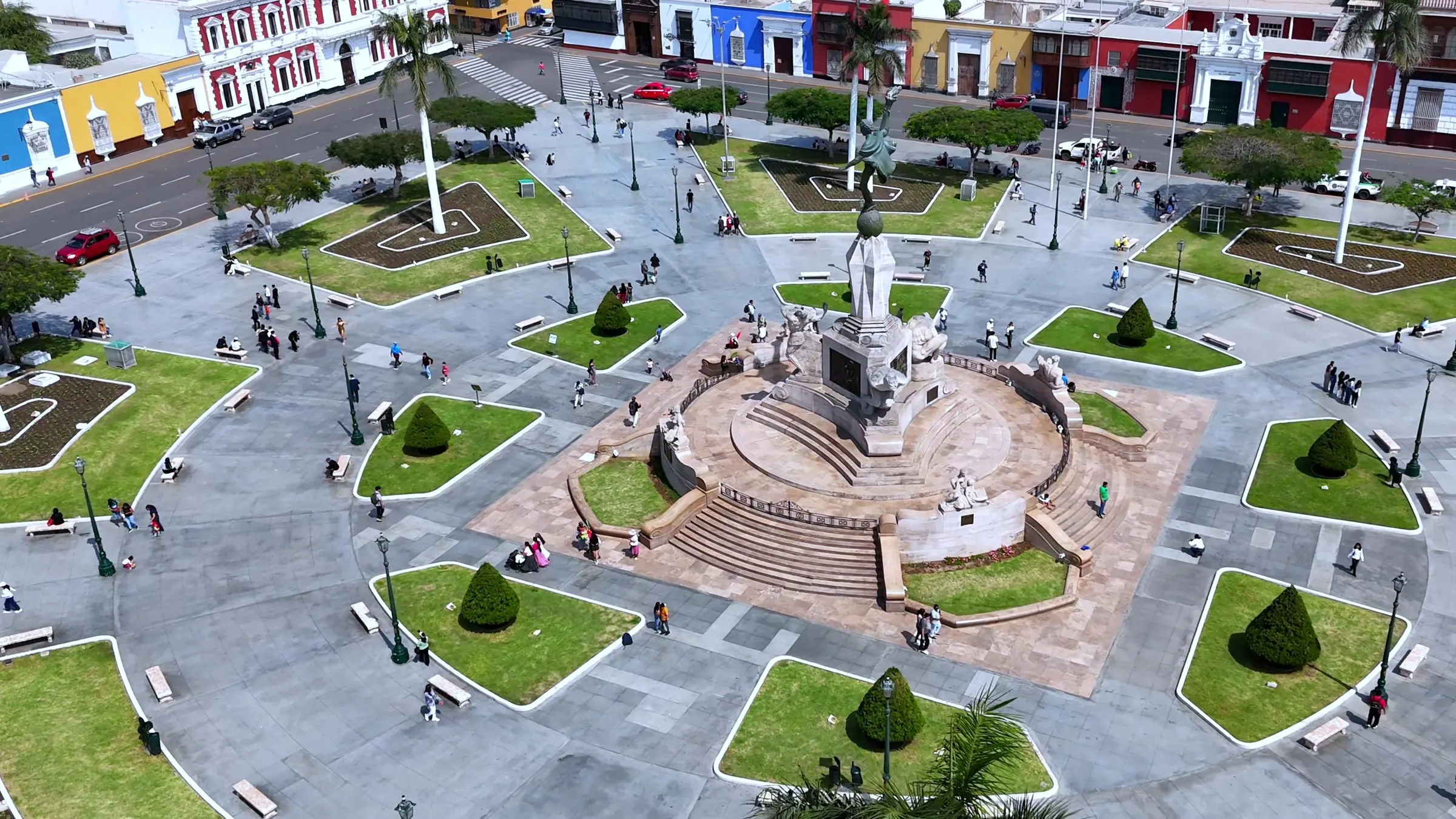 Plaza de Armas de Trujillo y sus fachadas coloniales vistas desde un dron